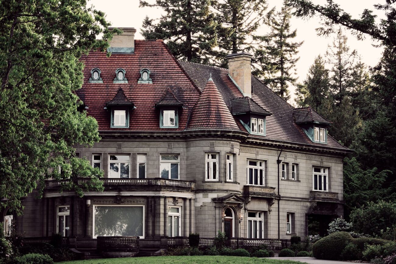 A stunning view of a historic mansion surrounded by lush greenery in Portland, Oregon. – batman real life mansion