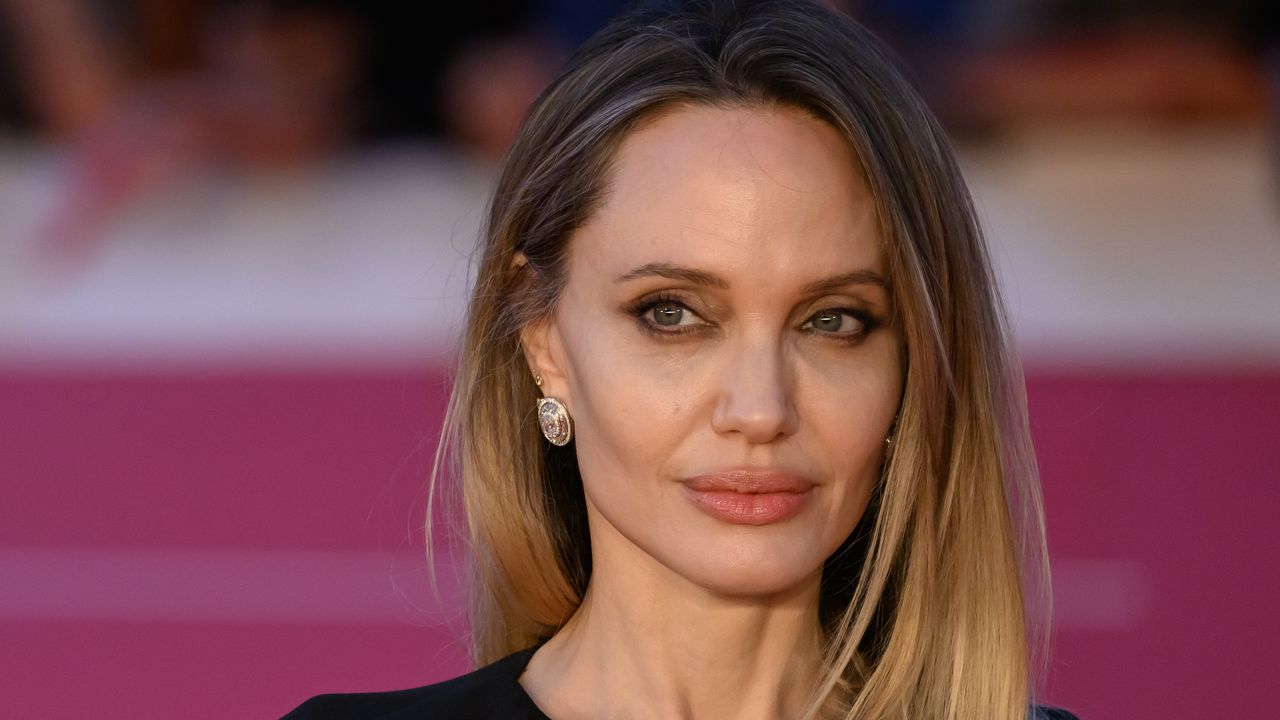 Angelina Jolie Sells the Historic Cecil B. DeMille Estate for $24.75 Million – Angelina Jolie Cecil B. DeMille